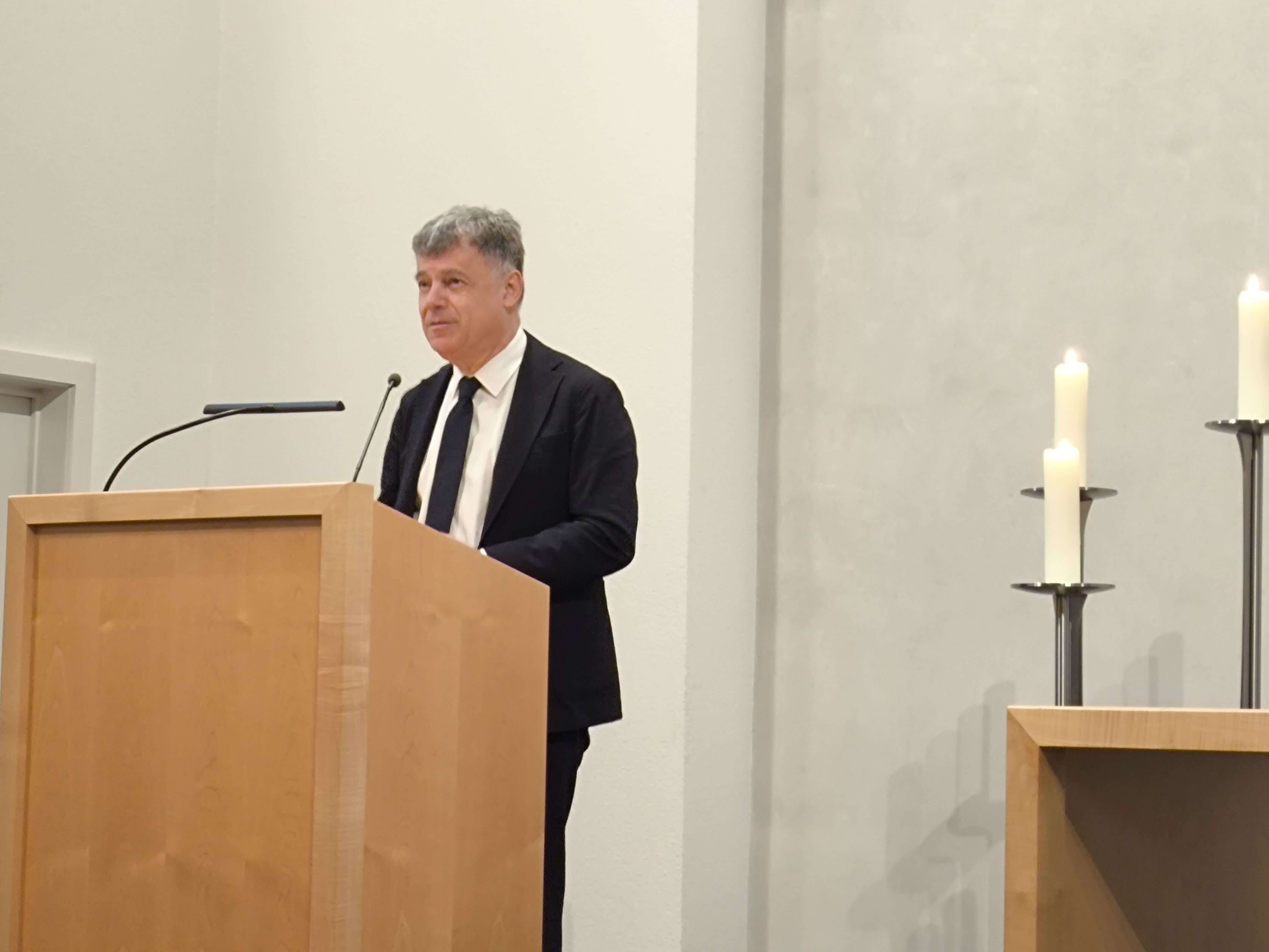 Prof. Maio in der Kapelle